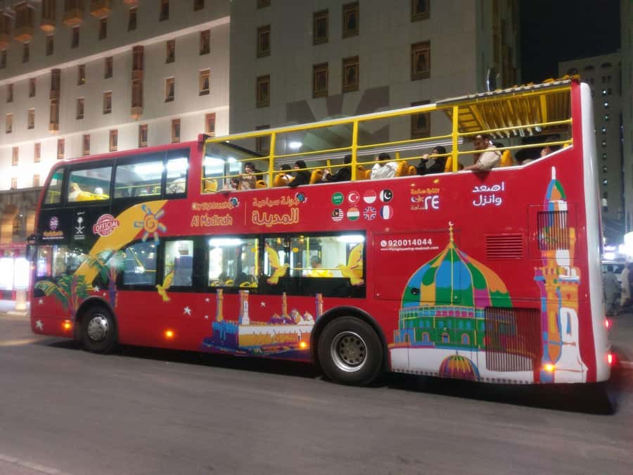 Al Madinah: City Sightseeing Hop-On Hop-Off Bus Tour - Red Route: battlefields, mosques, and shopping