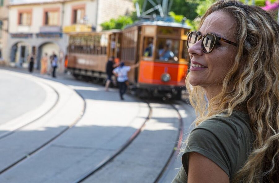 Alcudia/Marratxi: Valldemossa & Soller Tour by Tram & Bus - Port de Sóller and time beside the water