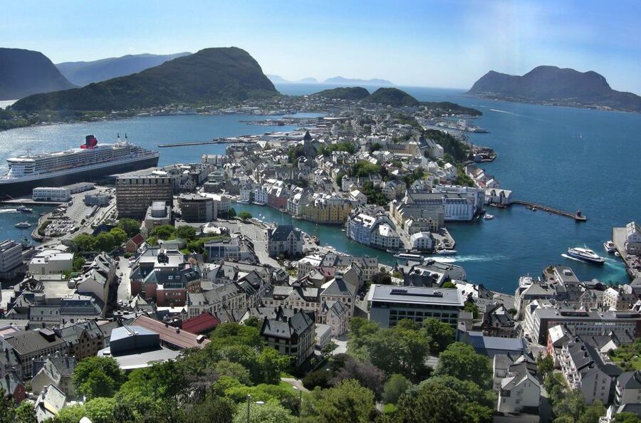 Alesund: City Sightseeing Hop-On Hop-Off Bus Tour - Stop 3: Aksla Viewpoint and Fjellstua
