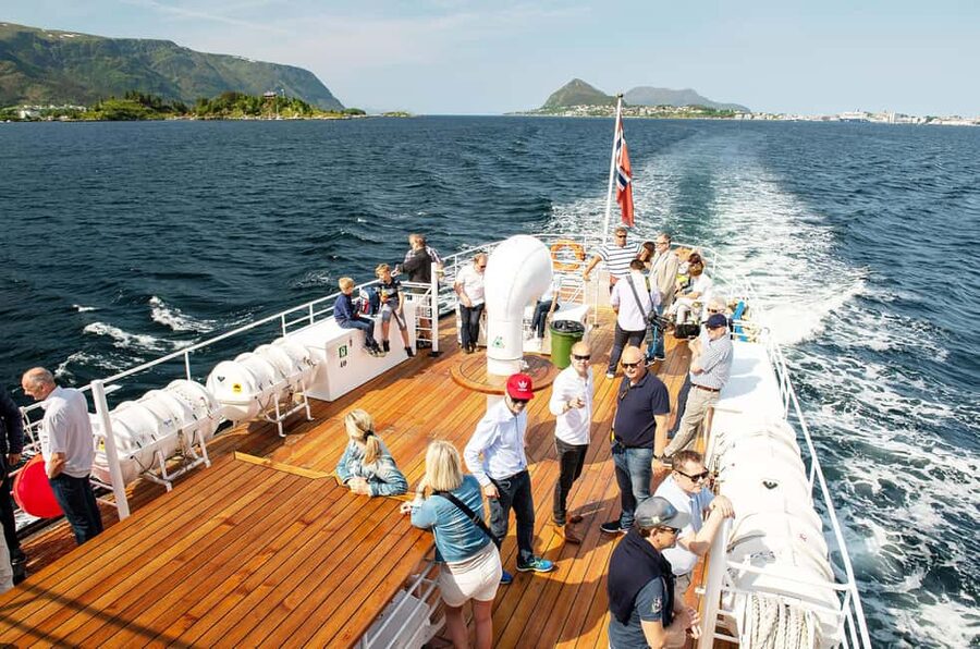 Ålesund to Geiranger Fjord Boat Tour with Return Bus Tour - Why this route works so well from Ålesund