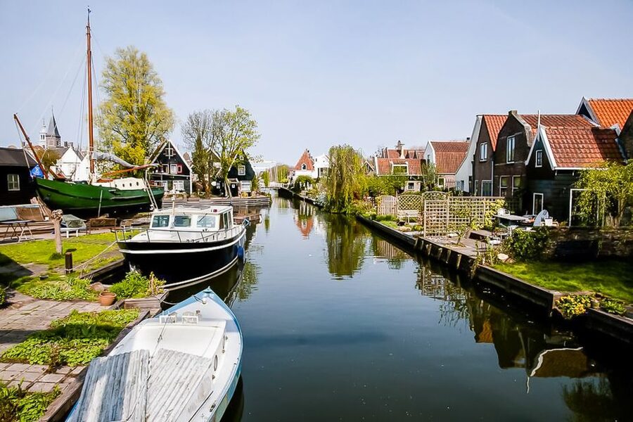 Amsterdam: Zaanse Schans, Edam, Volendam & Marken Bus Tour - Guides, buses, and the small details that affect the day