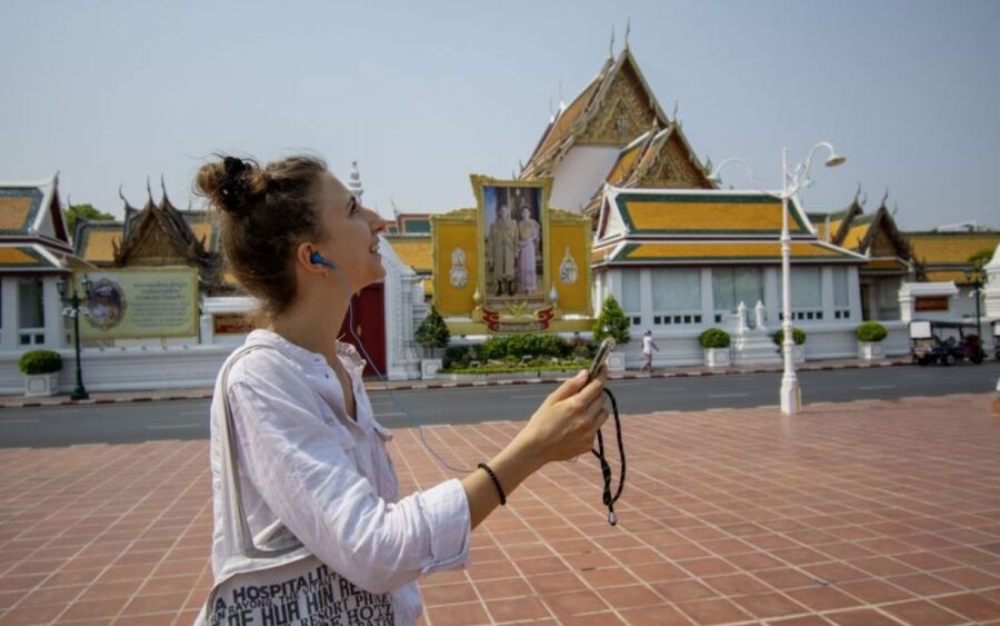Bangkok: Chinatown Night Walking Tour and Hop On Hop Off Bus - Languages, guidance, and group expectations