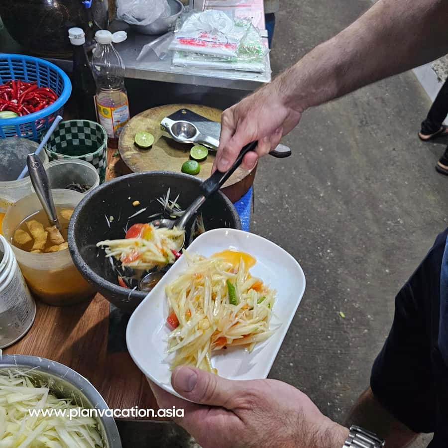 Bangkok: Full-Day Hop-On Hop-Off Walking Tour Mini Group - Bangkok’s flower market and a hands-on cultural stop