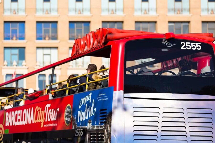 Barcelona: 24 or 48-Hour Hop-On Hop-Off Bus Tour - Commentary, staff, and accessibility