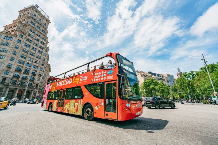 Barcelona: Hop-On Hop-Off Bus & Aquarium Tour - The green route for Barceloneta, Park Güell, and the modern city