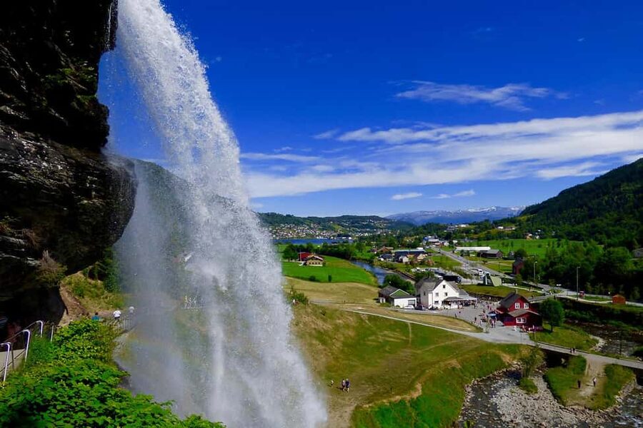 Bergen: Hardangerfjord & Waterfalls Bus Tour with Apple Pie - Seeing Hardangerfjord from the road