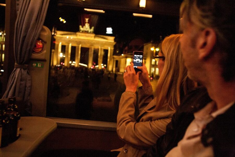 Berlin: 1.5-Hour Comedy Bus Tour in German - Rotes Rathaus and the Reichstag