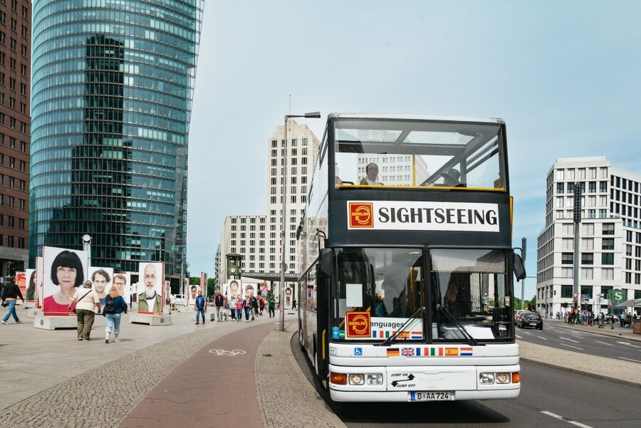 Berlin: Hop-on Hop-off Bus Tour with Live Commentary - Museum Island, Unter den Linden, and Humboldt University