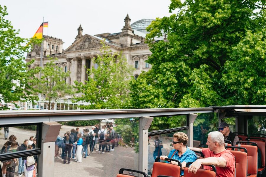 Berlin: Hop-on Hop-off Bus Tour with Live Commentary - Timing, buses, and how to use the one-day ticket