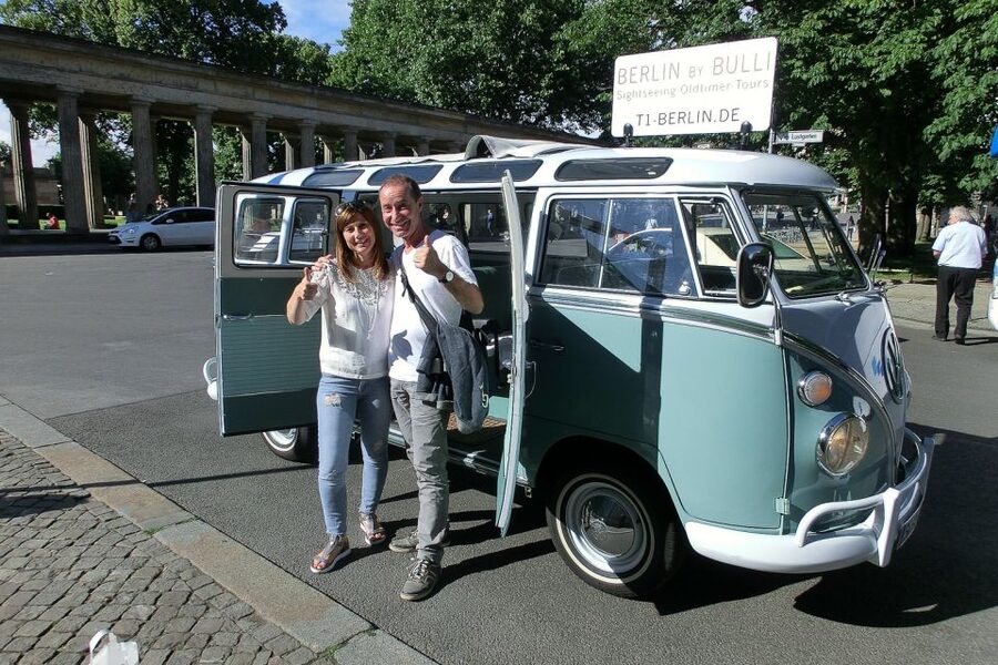 Berlin: Private Sightseeing Tour in Iconic Oldtimer VW Bus - Comfort, access, and group size