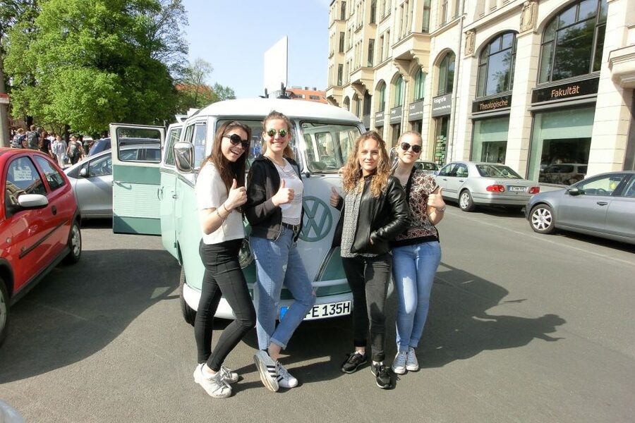 Berlin: Sightseeing Tour in Classic Volkswagen T1 Samba Bus - West Berlin, the Victory Column, and Kurfürstendamm