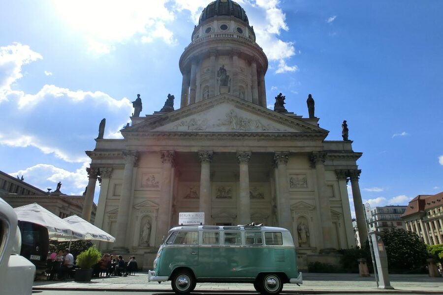 Berlin: Sightseeing Tour in Classic Volkswagen T1 Samba Bus - The guide and the historical photo booklet