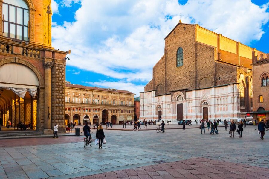 Bologna: Open Bus City Tour and Local Food Tasting - Piazza Maggiore, San Petronio, and the central palaces