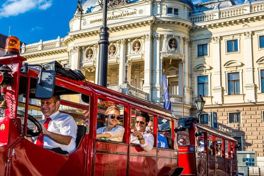 Bratislava: Sightseeing Bus Tour - Bratislava Castle and its 20-minute pause