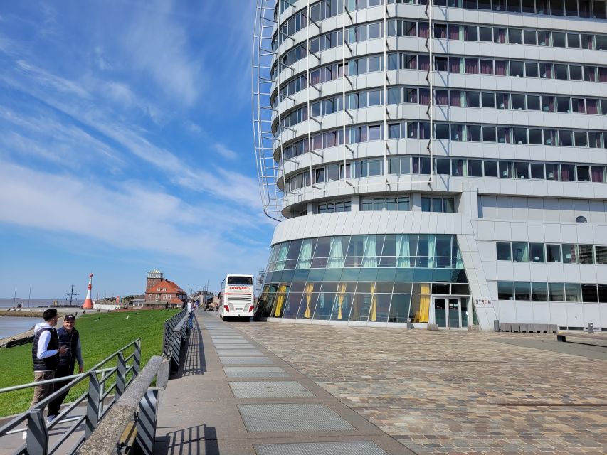 Bremerhaven: Harbor Bus Tour - Watch cruise ships and ocean steamboats in the international port