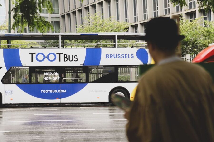 Brussels: Sightseeing Sunset Bus Tour - Audio commentary, music, and what you hear
