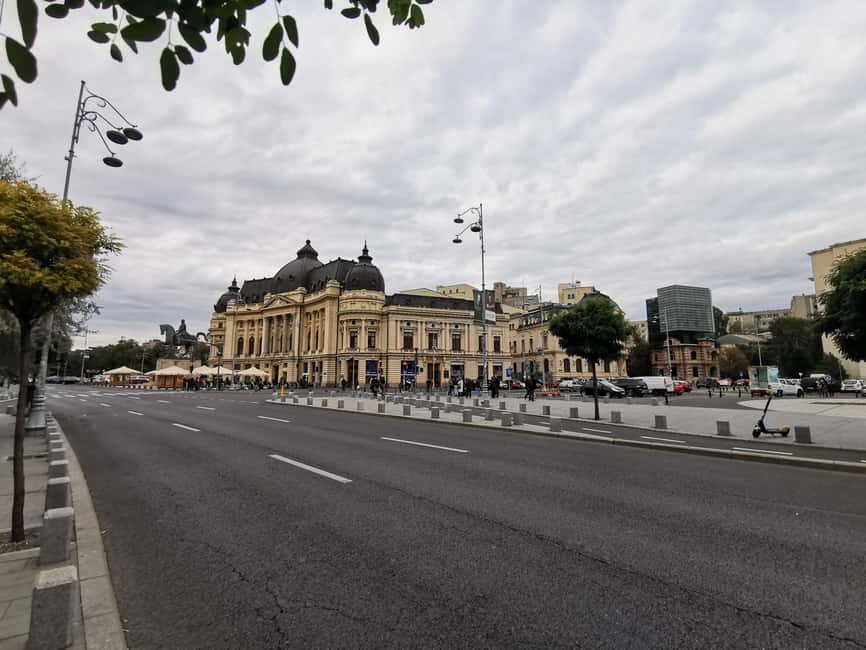 Bucharest city tour: Hop-on Hop-off sightseeing minibus - The guide makes the difference