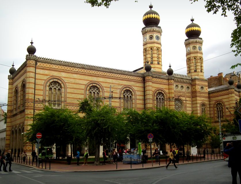 Budapest: Private 3-hour Guided City Tour by Bus - What the private vehicle adds