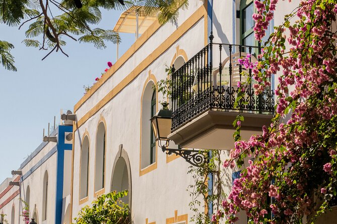 Bus to the local market of Puerto de Mogan - Why Puerto de Mogan makes a good day out