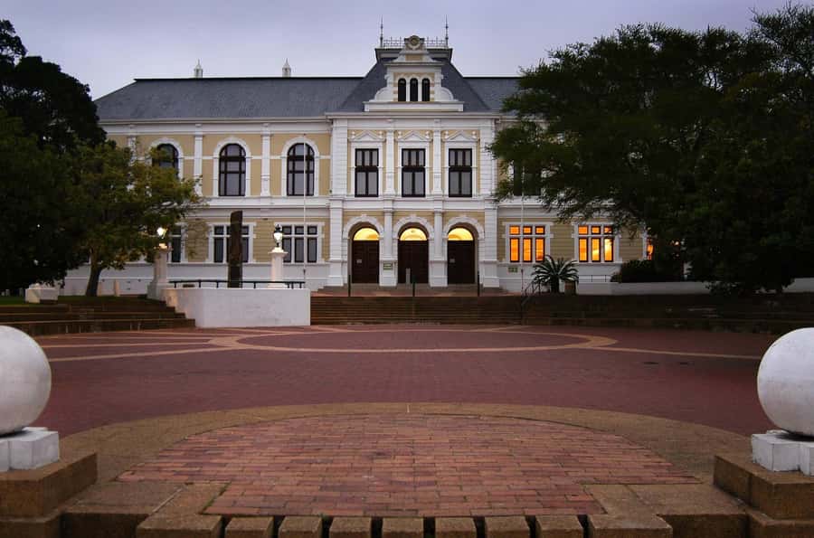 Cape Town: Half-Day Guided City Sightseeing Tour by Bus - Cape Town’s central city under Table Mountain
