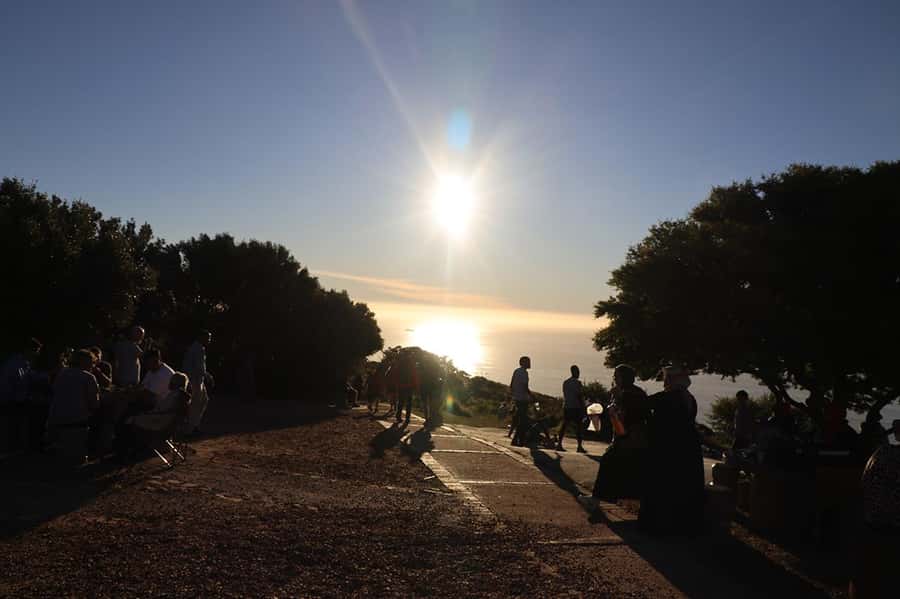 Cape Town: Sunset Bus Tour with Picnic on Signal Hill - Key points to know before sunset