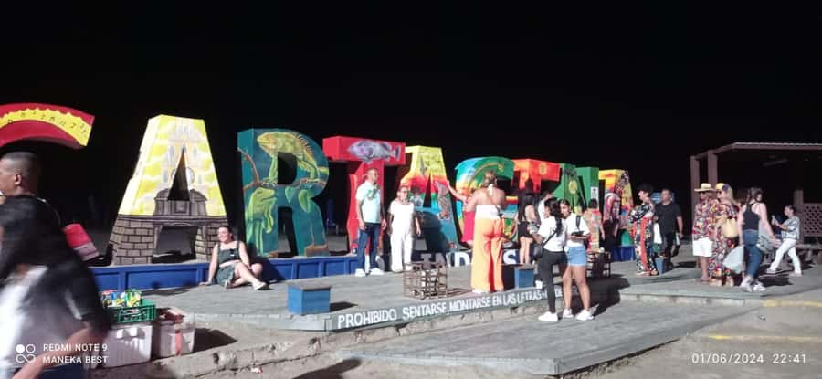 Cartagena: Party on a typical bus crossing the city - Music, animation, and the social side of the ride