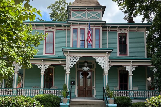 Charlotte's Ultimate Southern Charm Historical City Bus Tour - The business center, up close