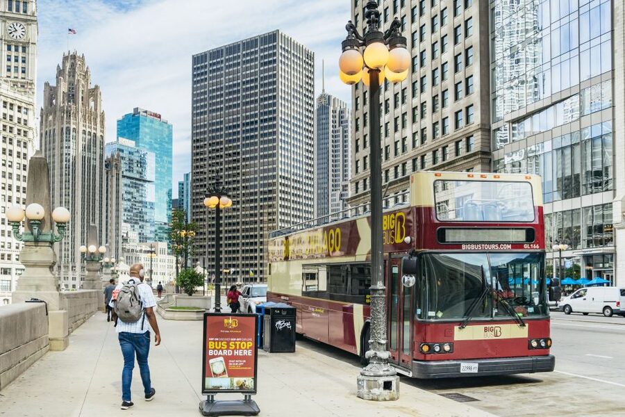 Chicago: Hop-on Hop-off Sightseeing Tour by Open-top Bus - River North and the return to Wacker Drive
