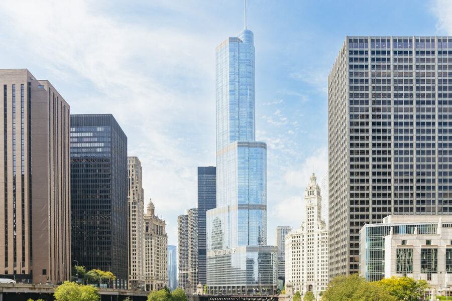 Chicago: Hop-on Hop-off Sightseeing Tour by Open-top Bus - The Chicago River start and first look at downtown