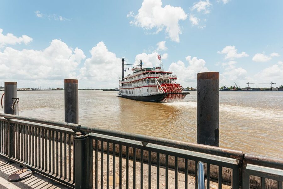 City Sightseeing New Orleans HOHO Bus Tour & Bookable Extras - Poydras, Lafayette Square, and St. Charles Avenue