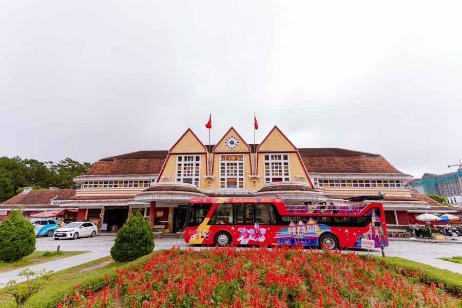 Da Lat: City Sightseeing Hop-On Hop-Off Bus Tour - Xuan Hong Lake gives you room to breathe