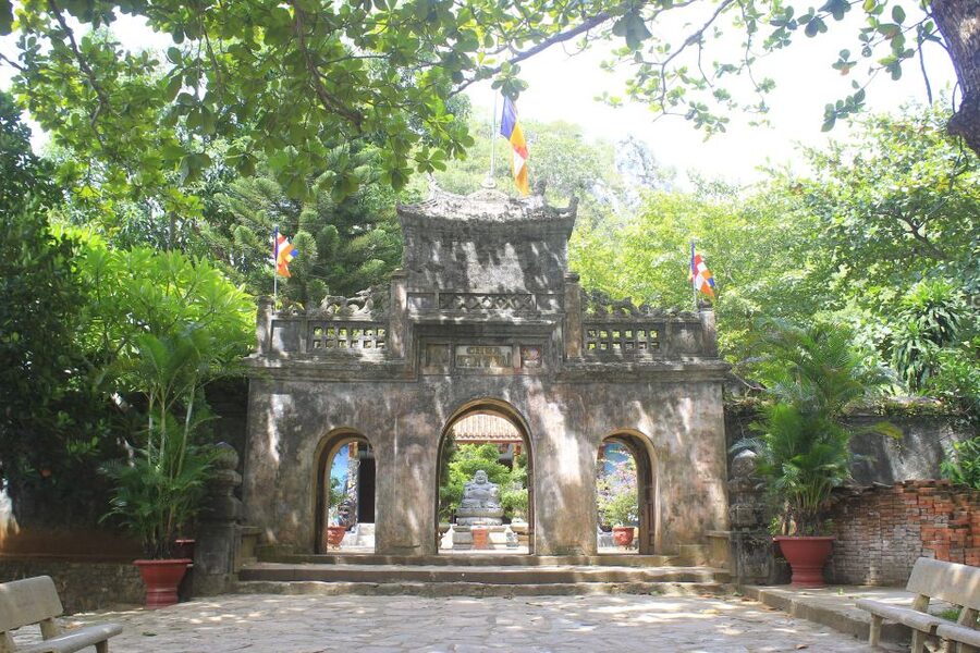 Da Nang Sightseeing Bus City Tour - Driver, language, and group-size details