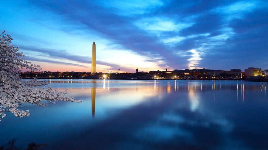DC: Open-top Monuments and Memorials Sightseeing Night Tour - The White House, Capitol, and Arlington Cemetery