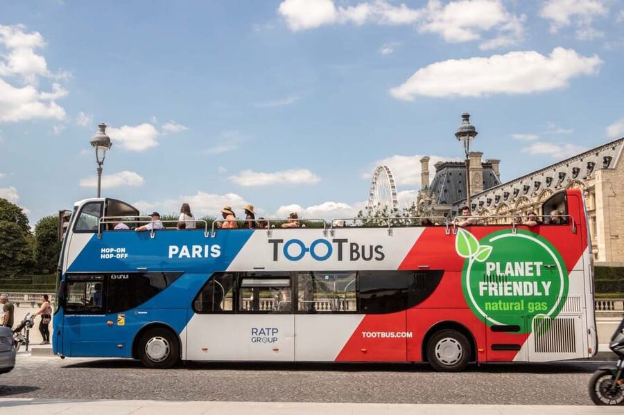 Disneyland Paris: Bus Sightseeing Tour in Paris - Six hours around Paris, with the Eiffel Tower as your anchor