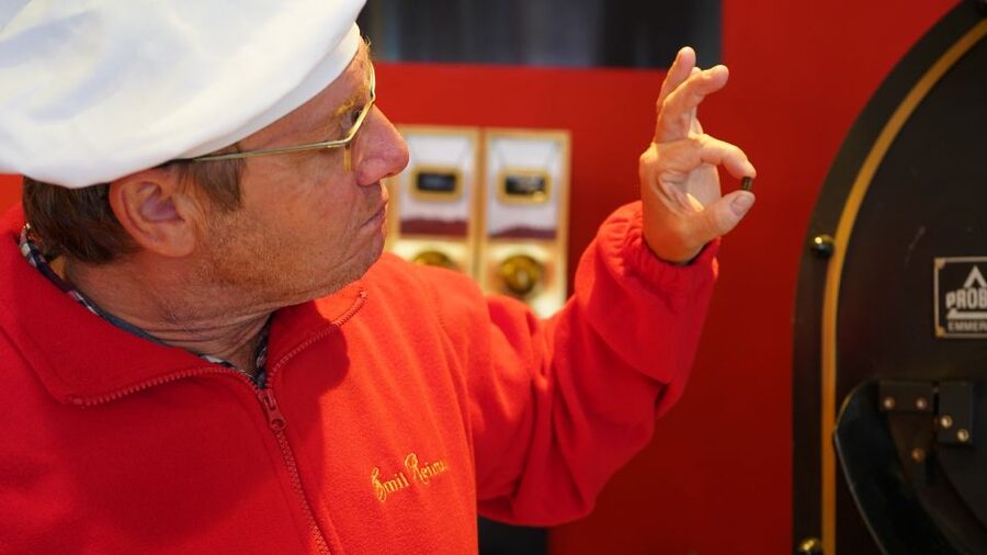 Dresden: Guided Bus Tour to Stollen Bakery with Tasting - The 30-minute ride west with baker Emil
