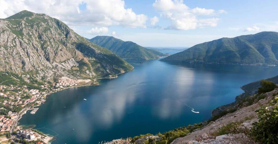 Dubrovnik: Montenegro Day Trip by Bus and Boat - Leaving Dubrovnik and crossing into Montenegro