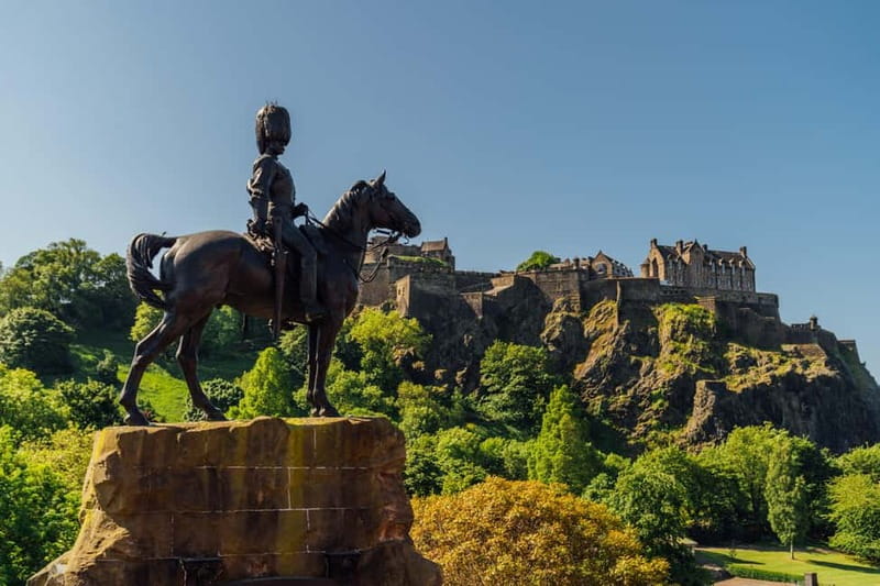 Edinburgh: Hop-On, Hop-Off Bus Tour City & Britannia Combo - Start at Waterloo Place and get your bearings