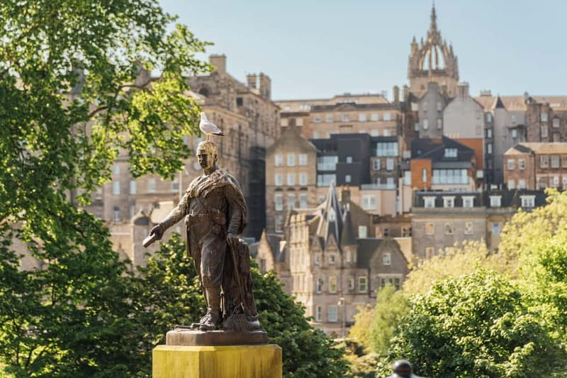 Edinburgh: Hop-On, Hop-Off Bus Tour City & Britannia Combo - The City Tour, from Waterloo Place to Holyroodhouse