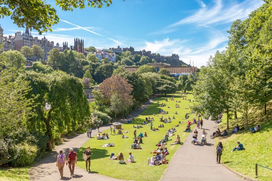 Edinburgh: Royal Attractions with Hop-On Hop-Off Bus Tours - Who should book this experience?