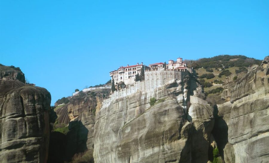 From Athens: Meteora Full-Day Trip with Guide on Luxury Bus - The value of an archaeology-trained guide