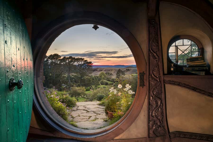 From Auckland: Waitomo & Hobbiton Bus Tour with Lunch - The included picnic lunch between the attractions