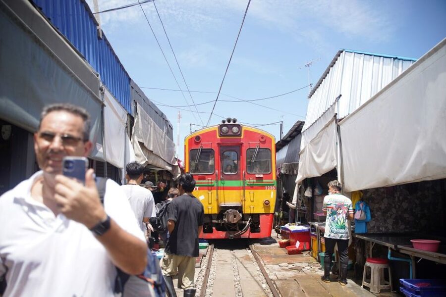 From Bangkok : Meklong Railway Market By Bus - Why an early departure makes sense