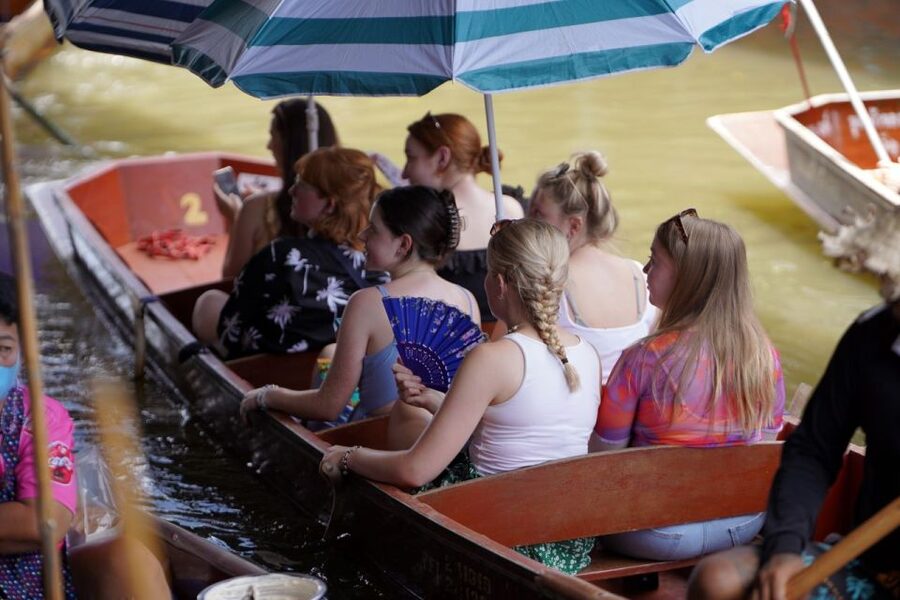 From Bangkok : Meklong Railway Market By Bus - The guide and group experience