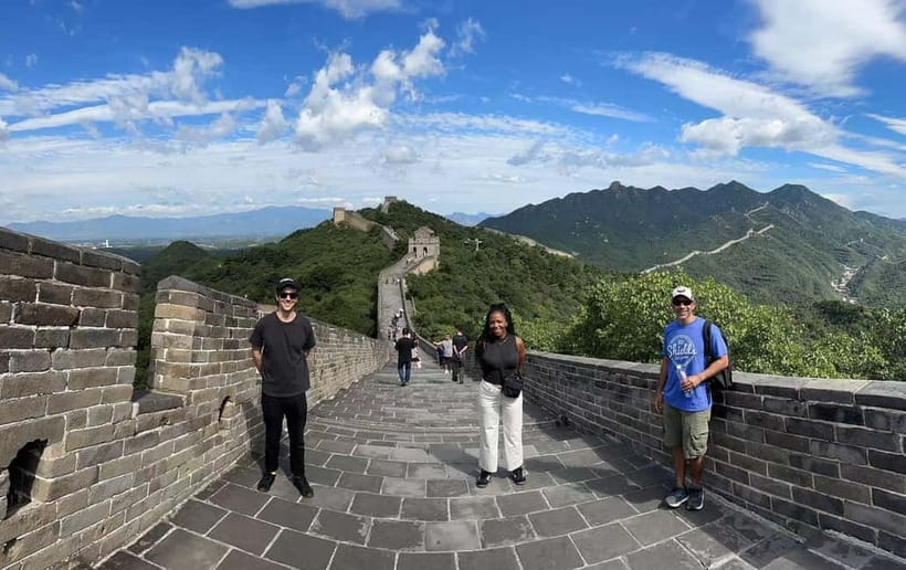 From Beijing: Two Badaling Great Wall Bus Tour w Tickets - The guides make the group format work