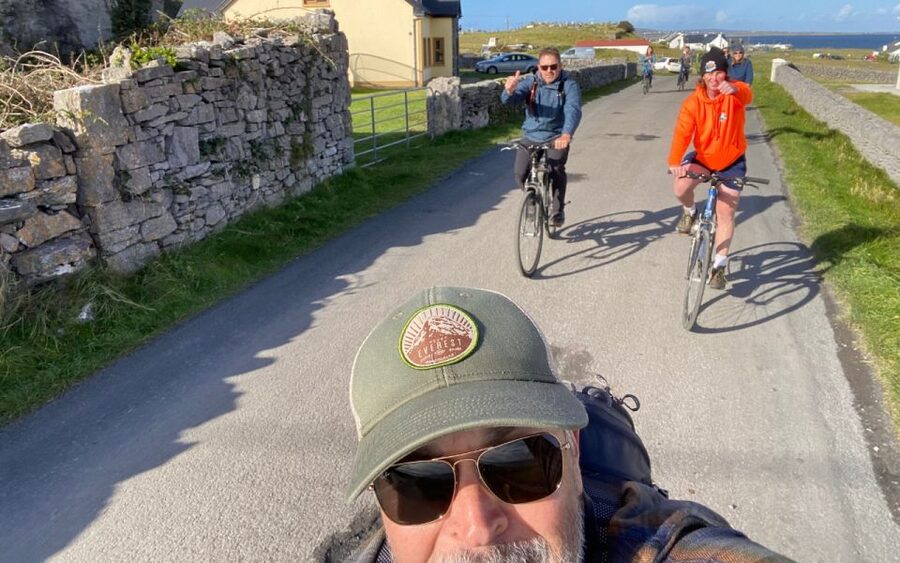 From Doolin: Day Trip to Inisheer with Bike or Bus Tour - Tea, coffee, and scones at a reserved cafe