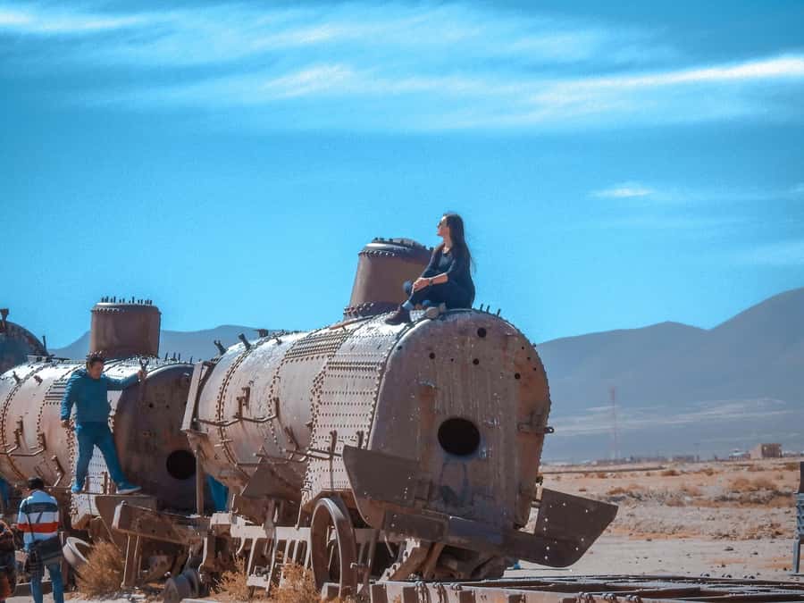 From La Paz: Uyuni Salt Flat Tour & Overnight Roundtrip Bus - Sunset, wine, and the trip back to Uyuni