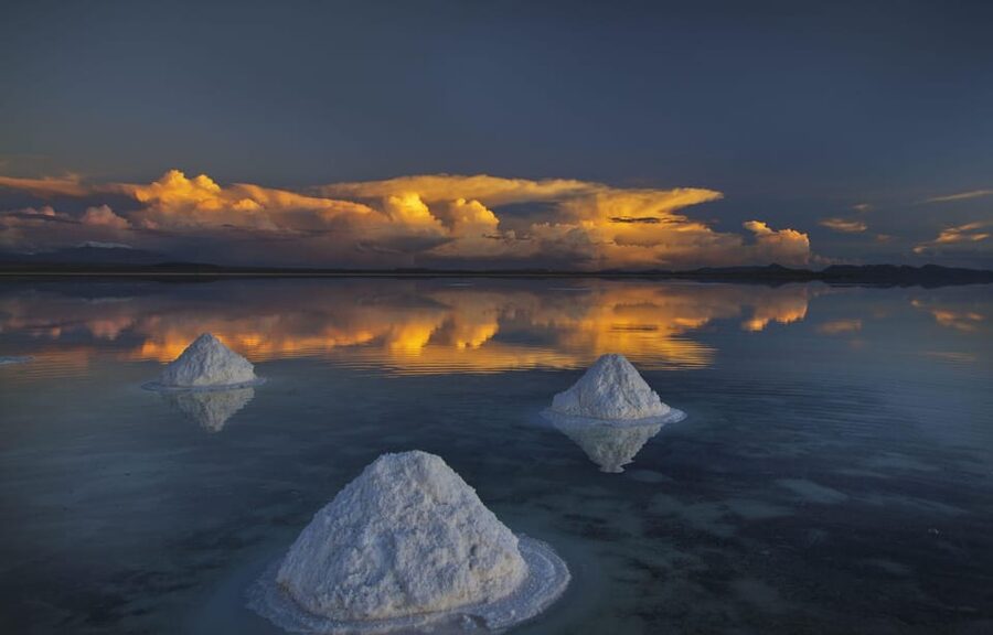 From La Paz: Uyuni Salt Flat Tour & Overnight Roundtrip Bus - Colchani, salt workshops, and the souvenir stop