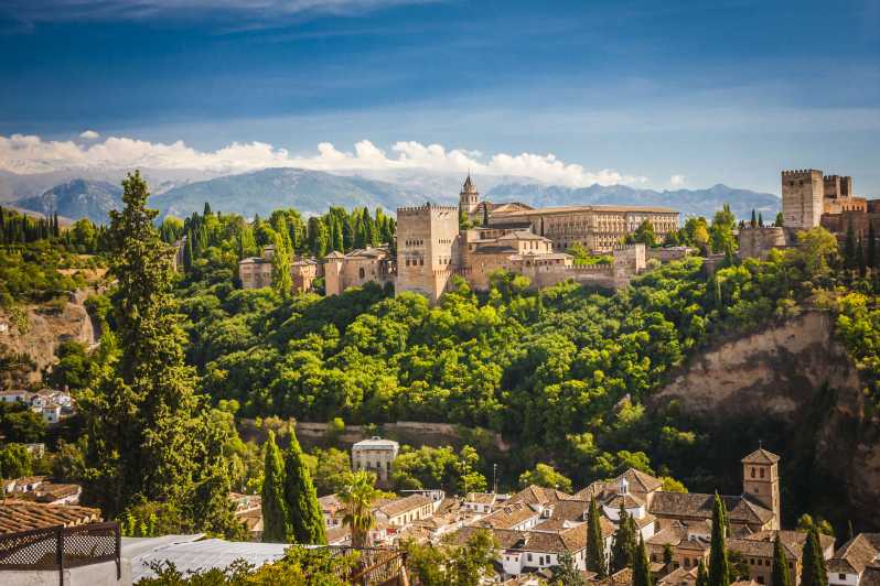 From Malaga: Day Trip to Alhambra by Bus with Entry Tickets - Why the Alhambra makes a worthwhile day from Malaga
