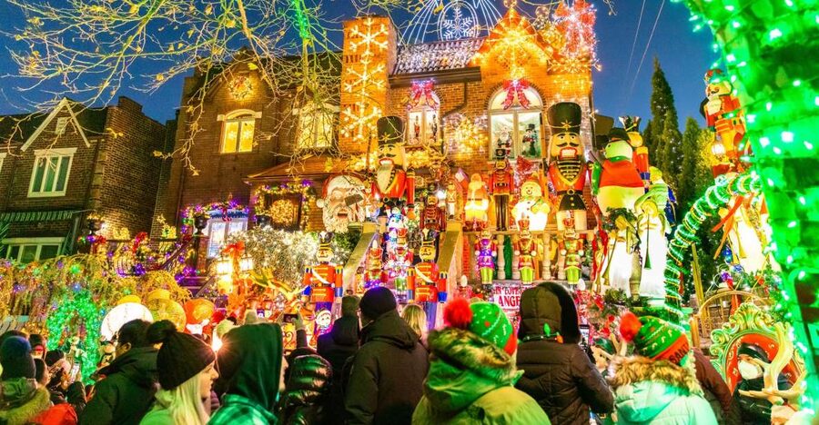 From Manhattan: 4-Hour Dyker Heights Holiday Lights Bus Tour - Key points at a glance