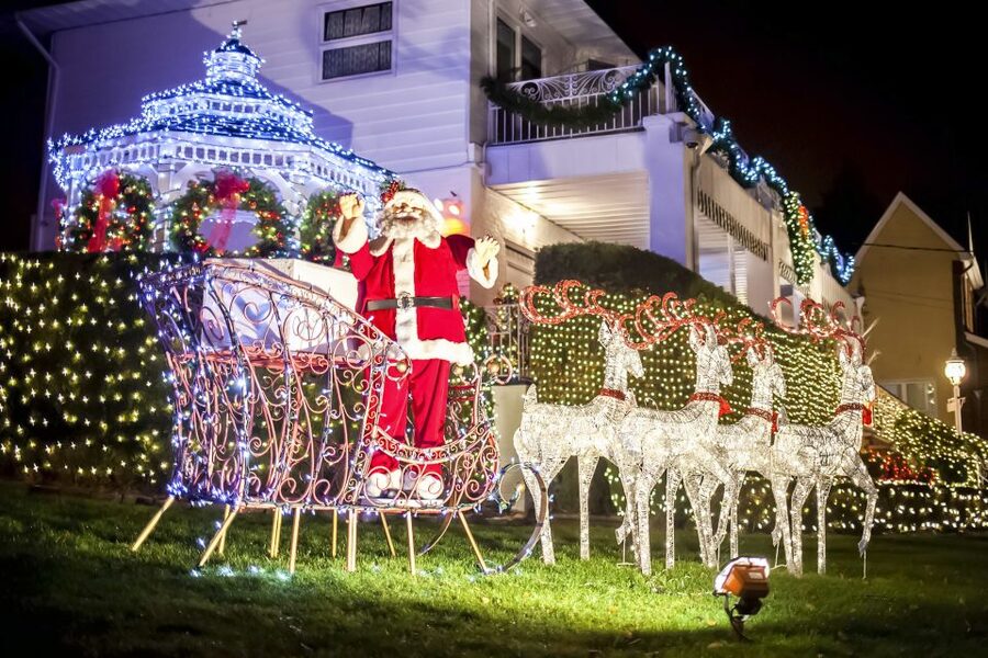 From Manhattan: Dyker Heights Lights & Skyline Tour - Practical ways to make the evening better